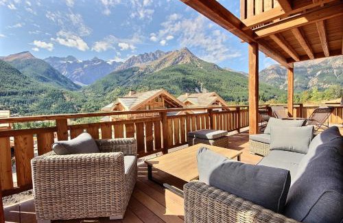 Monetier-les-Bains House | Chalet Luxe piscine et spa 18 personnes serrechevalierholidays