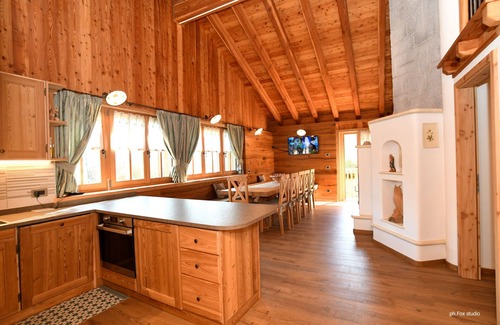 Porte di Rendena Ski Chalet | Chalet 'Maciana' with Mountain View, Private Garden and Wi-Fi