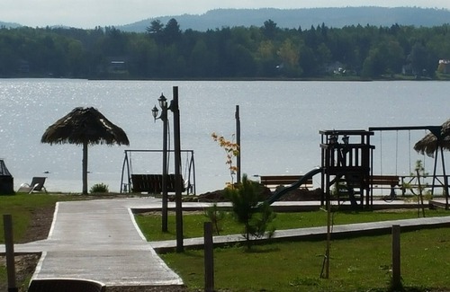 Larouche Ski Chalet | Chalet Marie-Kate on the edge of the Lake
