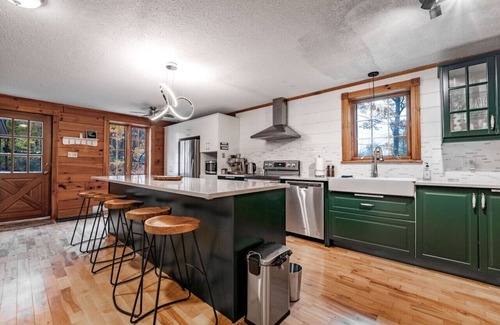 Cantley Ski Chalet | Chalet Mont Cascades Spa and Games
