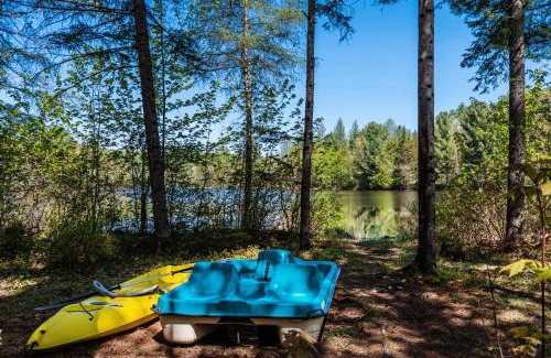 Saint-Alphonse-Rodriguez Ski Chalet | Chalet Natür Lakefront - Hot Tub - Fireplace - Ski - Waterfront - Private big land - Pedal Boat