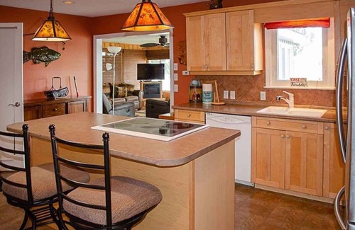 Selwyn Cottage | Chalet on Chemong - Three Bedroom Cottage, Sleeps 8