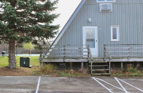 Stevensville House | Chalet on the Lake 60 w/Beach Access, Pools, Sport Courts, Fishing Pond & more!