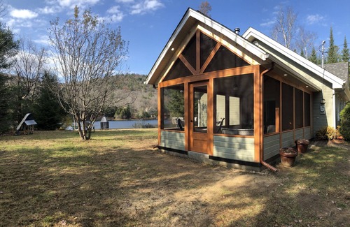 Labelle Ski Chalet | Chalet on the shores of a lake, ideal for families.