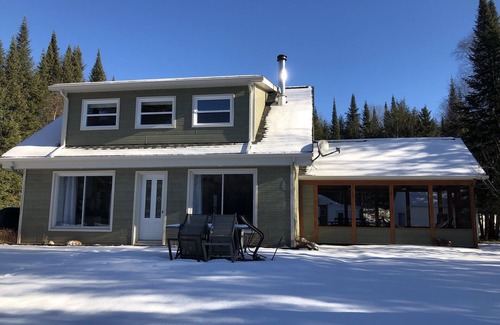 Labelle Ski Chalet | Chalet on the shores of a lake, ideal for families.