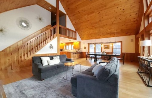 Naples Cabin | Chalet Overlooking Bristol Mountain