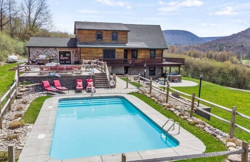 Naples Cabin | Chalet Overlooking Bristol Mountain