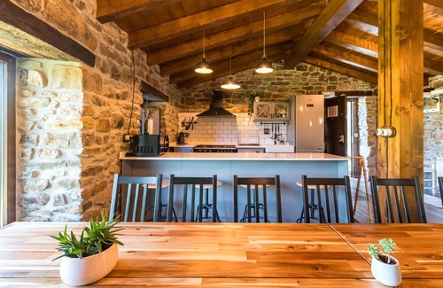 San Pedro del Romeral Ski Chalet | Chalet 'Pasiega El Ojal' with Mountain View, Private Terrace and Wi-Fi