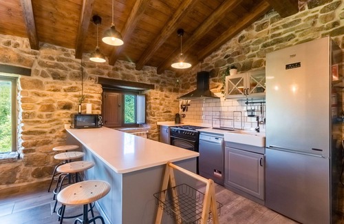 San Pedro del Romeral Ski Chalet | Chalet 'Pasiega El Ojal' with Mountain View, Private Terrace and Wi-Fi
