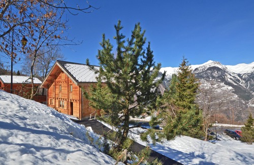 Montalbert Ski Chalet | Chalet Phoenix 150m² 12/14 pers. 5 bedrooms/5 bathrooms Fireplace Sauna 300m from the slopes