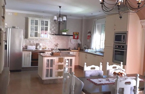 Hornachuelos Ski Chalet | Chalet Privado con Chimenea, Piscina y Jardín Ideal Para Visitarlo Todo Andando!