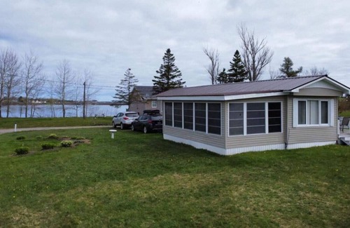 Sainte-Anne-de-Kent House | Chalet Relaxation - Cottage with Beach View in Bouctouche Sud