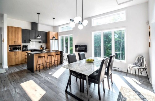 Chertsey Ski Chalet | Chalet Röcka with hot tub and lake access!