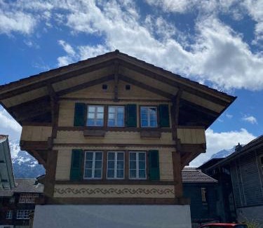 Unterseen Apartment | Chalet Studio Apartment with Aircon