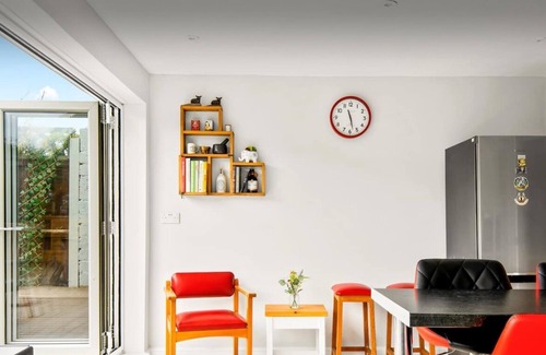 Greenhill House | Chalet style home with large garden and beach hut within 2 minute walk