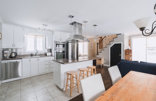 Saint-Brigitte-de-Laval Ski Chalet | Chalet sur le bord du Lac, couchés de soleil et aurores boréales inclus!
