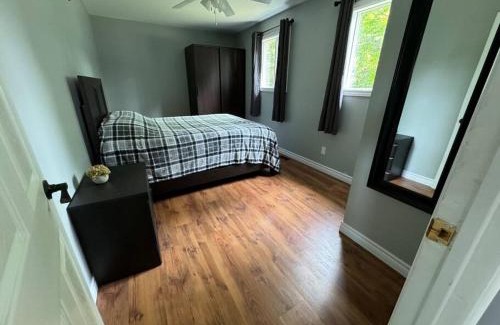 Front of Yonge Ski Chalet | Chalet sur le bord de l'eau 2