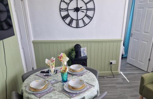 Kidwelly Ski Chalet | Chalet Ty Lilli Wen -Sleep 6- Pet friendly