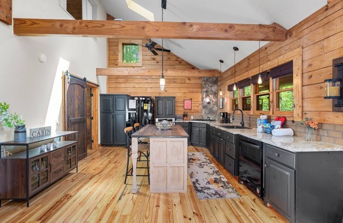 Lake Lure Cabin | Chalet Vie at Lake Lure - Sleeps 7, fire pit, fireplace, dog friendly