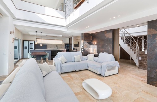Caravaca de la Cruz Ski Chalet | Chalet 'Villa Cruz' with Mountain View, Wi-Fi and Air Conditioning