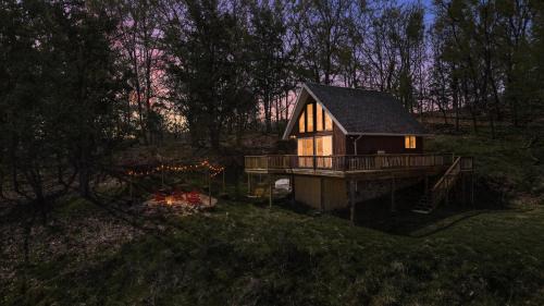 Old Fields House | Chalet w Stunning Views Hot Tub Fire Pit & WiFi