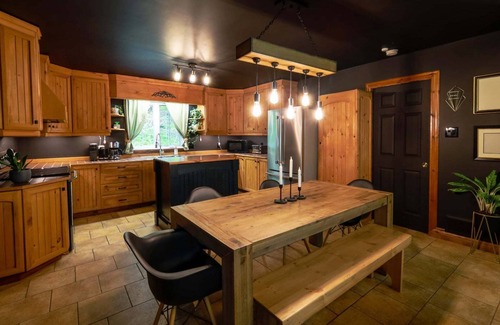 Lac-McGregor Cottage | Chalet Watson | Cozy pet-friendly cottage near Gatineau/Ottawa with Home Theatre