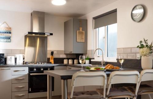 Helford Passage Ski Chalet | Chalet Wheal Prosper Hot Tub Lodge by Interhome