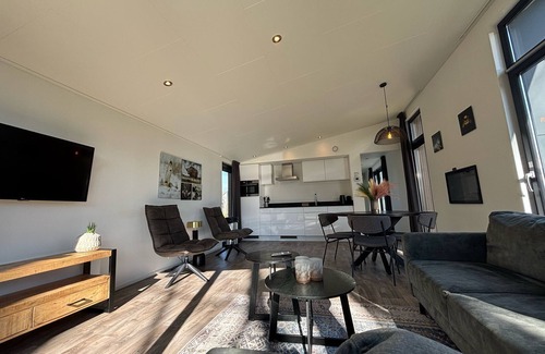 Kaatsheuvel House | Chalet with 2 bedrooms and a terrace