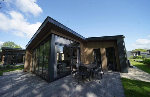 Kaatsheuvel House | Chalet with 3 bedrooms and a terrace