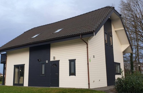 Susteren House | Chalet with 5 bedrooms, 3 bathrooms and a garden