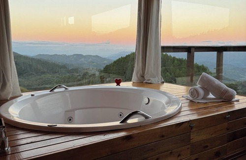 Rancho Queimado Cabin | Chalet with hot tub for couples in Rancho Queimado