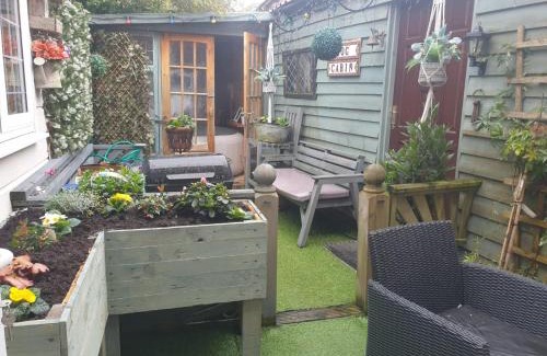 Clanfield Apartment | Chalet with hot tub room