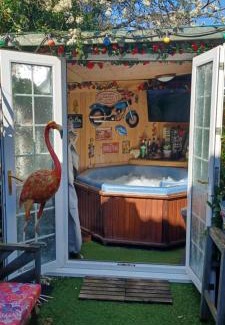 Clanfield Apartment | Chalet with hot tub room