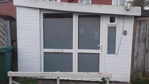 Clanfield Apartment | Chalet with hot tub room