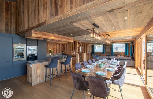 Les Gets Ski Chalet | Chalet with jacuzzi near the center and 180 ° view of the village and slopes