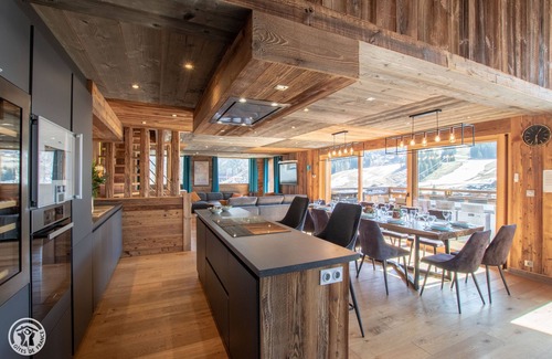 Les Gets Ski Chalet | Chalet with jacuzzi near the center and 180 ° view of the village and slopes