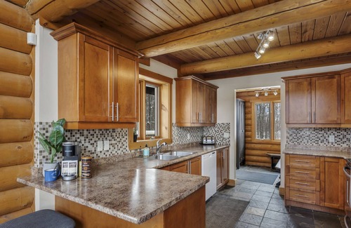 Labelle Ski Chalet | Chalet Zurri - 4 Bedrooms with Lake Access, Hot Tub and Pool Table