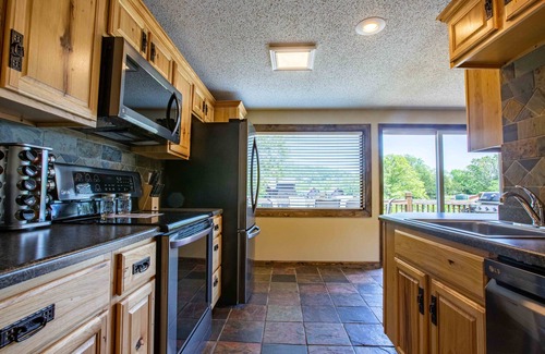 Lampe Cabin | Chalets Resort LAKEFRONT Cottage Free Amenities Dock/Boat Parking Pool & Waterslide