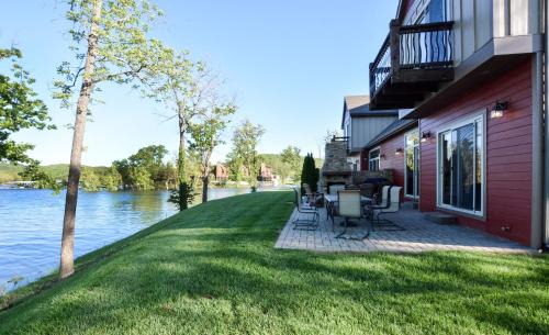 Lampe House | Chalets Resort Luxury Lakefront Villa Amazing View 2 Pools Free Amenities Dock
