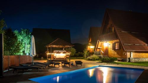 Crni Lug Ski Chalet | Chalets Runolist