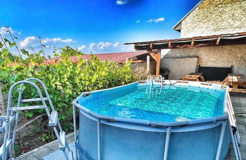 Zajeci House | Chaloupka víno sklep U Palečků