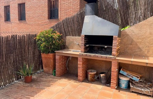 Sant Fost de Campsentelles Villa | Chambre à 30 Minutes de Barcelone Avec Salle de Bain et Piscine Partagées