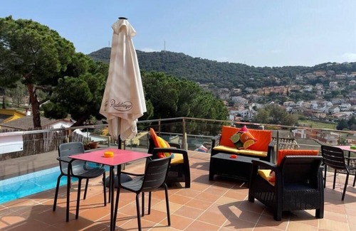 Sant Fost de Campsentelles Villa | Chambre à 30 Minutes de Barcelone Avec Salle de Bain et Piscine Partagées