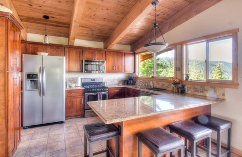 McKinney Estates House | Chamberland Getaway | Lake Views w/Deck!