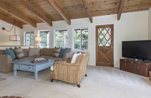 Chamberlands House | Chamberlands Elevated * Updated * Clean & Fresh * Private Pool, Beach & Tennis