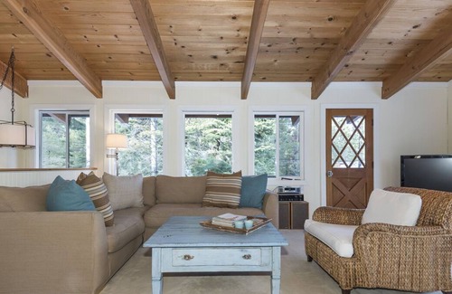 Chamberlands House | Chamberlands Elevated * Updated * Clean & Fresh * Private Pool, Beach & Tennis