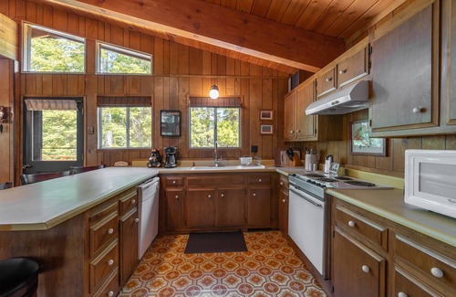 Chamberlands House | Chamberlands pool, tennis courts, and beach! Great location on Westshore!