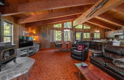 Chamberlands House | Chamberlands pool, tennis courts, and beach! Great location on Westshore!