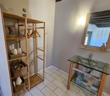 Donzy House | Chambre avec salle de bain