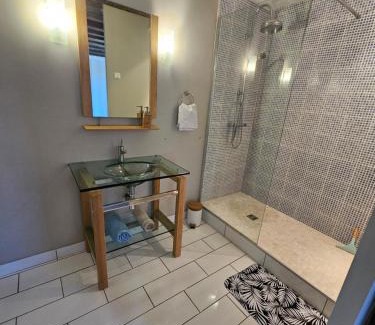 Donzy House | Chambre avec salle de bain
